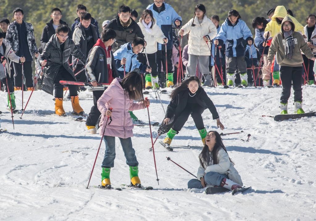 游客在重慶市南川區(qū)金佛山北坡滑雪場滑雪（2023年11月22日攝）。新華社發(fā)（瞿明斌攝）