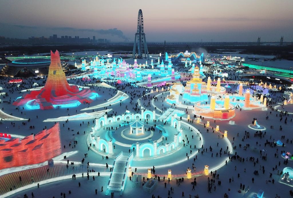 游客在哈爾濱冰雪大世界游玩（無人機(jī)照片，2024年1月5日攝）。新華社記者 王建威 攝