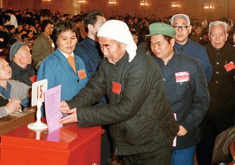 我國(guó)現(xiàn)行憲法于1982年12月4日由第五屆全國(guó)人大第五次會(huì)議通過并公布施行。根據(jù)改革開放和社會(huì)主義現(xiàn)代化建設(shè)的實(shí)踐和發(fā)展，全國(guó)人大于1988年、1993年、1999年、2004年、2018年先后5次作出必要的、也是十分重要的修正。圖為出席第五屆全國(guó)人民代表大會(huì)第五次會(huì)議的代表投票表決《中華人民共和國(guó)憲法》（資料照片）。 新華社發(fā)