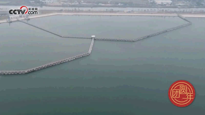 △西江潛地行，潤澤大灣區(qū)。珠江三角洲水資源配置工程西起廣東佛山順德西江干流鯉魚洲，穿越獅子洋，東至深圳公明水庫，是世界上流量最大的長距離有壓調(diào)水工程。