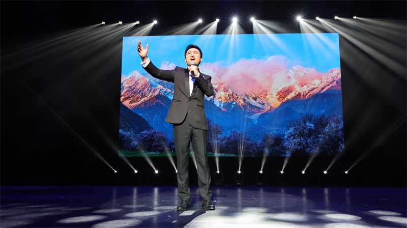 中國鐵路文工團(tuán)獨(dú)唱演員、第十二屆中國音樂金鐘獎聲樂（民族）唱法金獎獲得者馬小明演唱歌曲《天路》。張凱攝