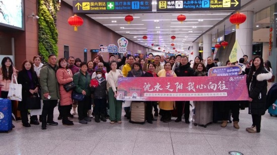 2月11日，一批馬來西亞游客抵達(dá)沈陽桃仙國際機(jī)場。新華社發(fā)
