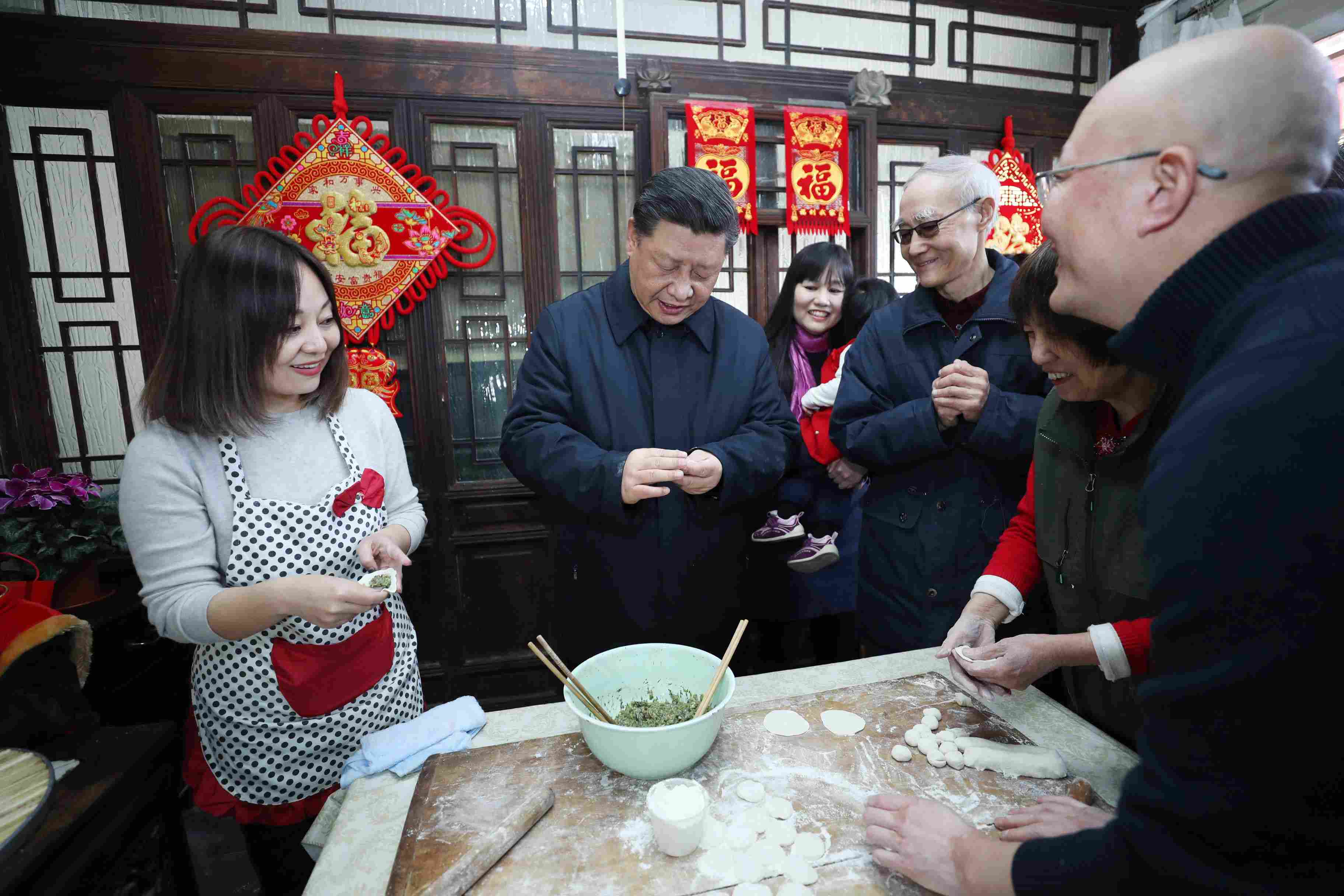 △ 2019年2月1日，習(xí)近平總書(shū)記在北京前門(mén)東區(qū)草廠四條胡同，同朱茂錦一家人包餃子、聊家常。