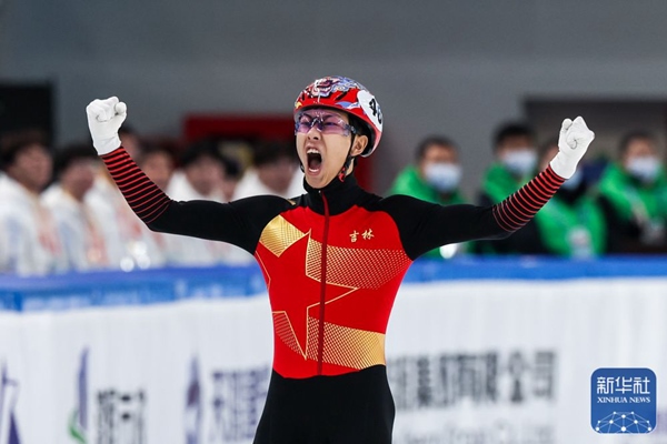 吉林隊(duì)選手孫龍沖線后慶祝勝利。新華社記者 李博 攝