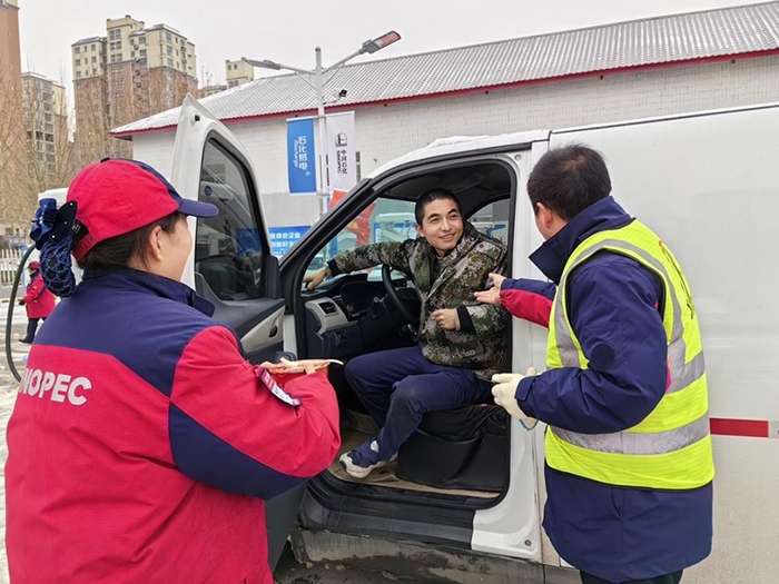 加能站員工為雪天到站充電的司機送來泡面并邀請他到站里休息。受訪者供圖