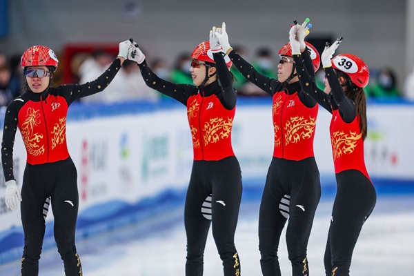 2月18日，黑龍江隊(duì)選手徐愛麗（左一）、臧一澤（左二）、范可新（右二）、王欣然在奪冠后向觀眾致意。新華社記者 黃偉 攝