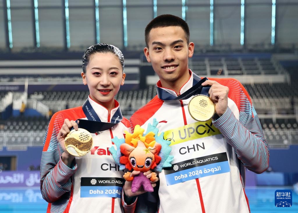 2月10日，2024年多哈游泳世錦賽花樣游泳混合雙人自由自選決賽，程文濤（左）/石浩玙在頒獎儀式后合影。新華社記者 雒圓 攝