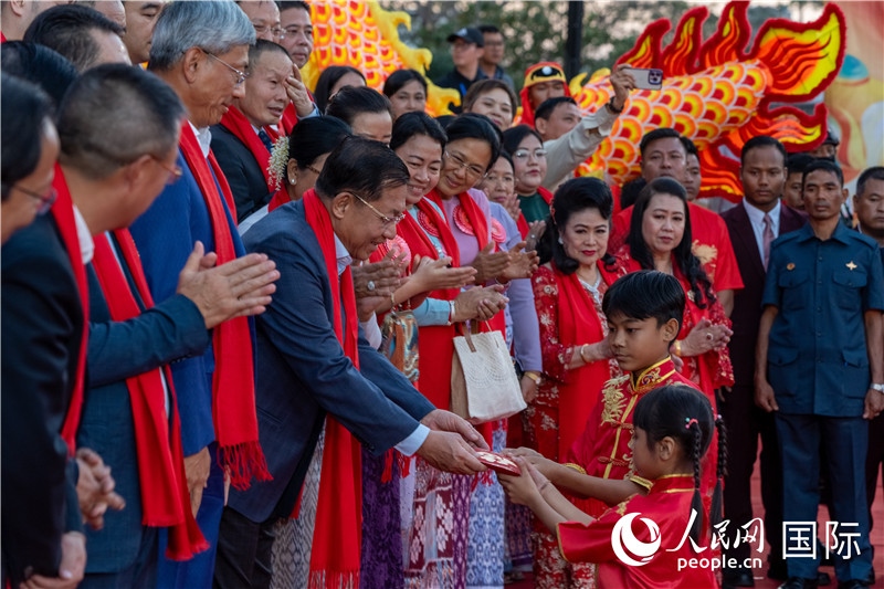 在活動現(xiàn)場，敏昂萊主席根據(jù)當(dāng)?shù)貍鹘y(tǒng)向兒童送祝福2-人民網(wǎng)記者謝佳君攝