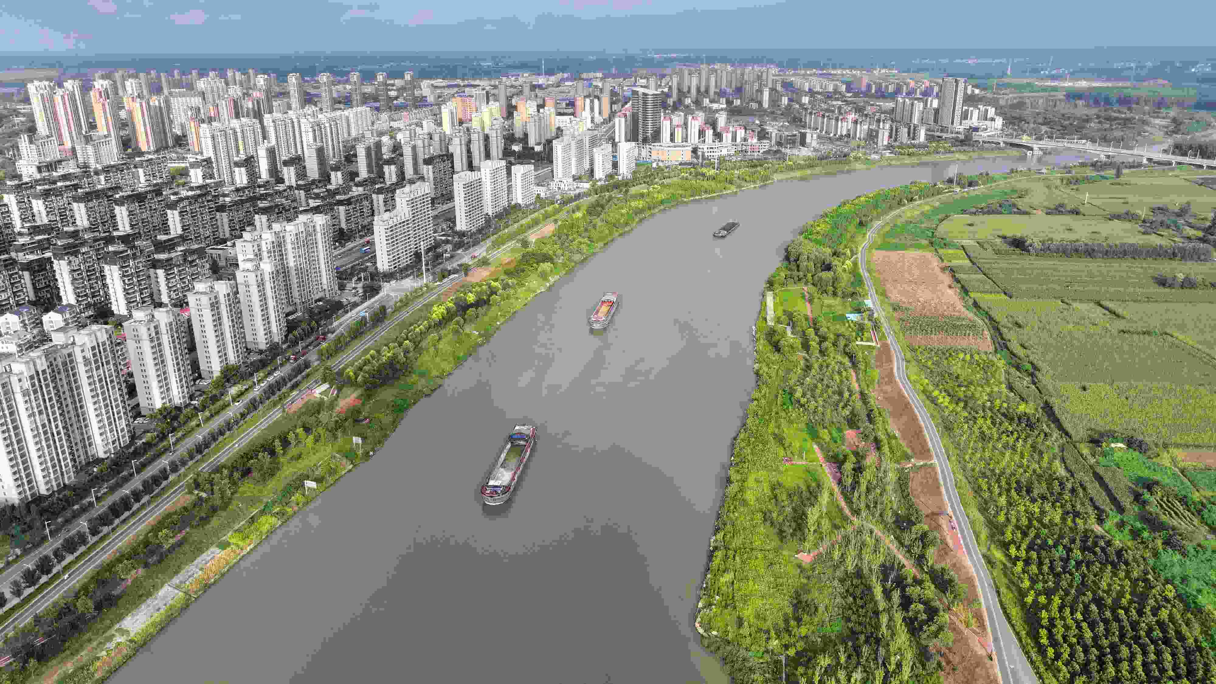 △ 2023年8月21日，安徽阜陽，初秋時節(jié)，界首城市建設(shè)與沙潁河水系、橋梁和綠植相映襯，構(gòu)成一幅生態(tài)宜居的美麗畫卷。