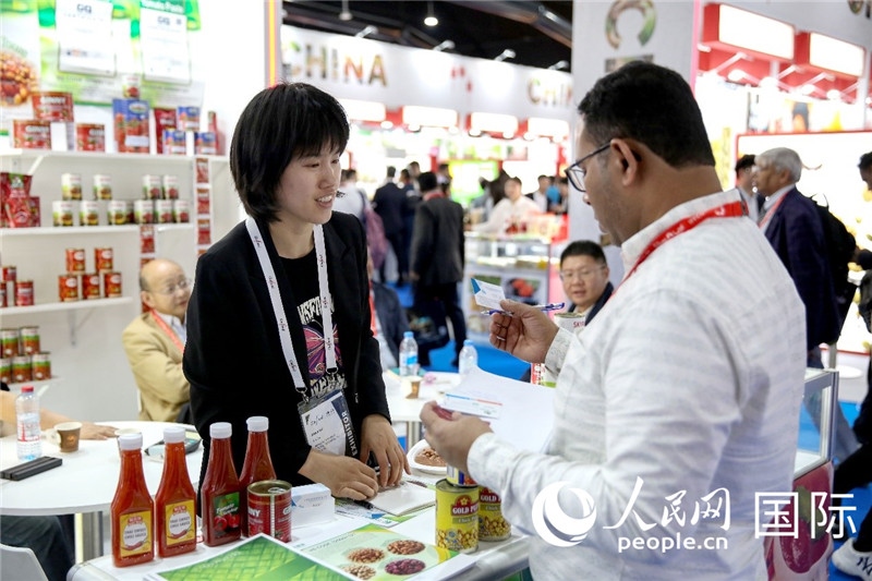 圖為中國(guó)參展企業(yè)代表與采購(gòu)商交流。人民網(wǎng) 塔里克·易卜拉欣攝