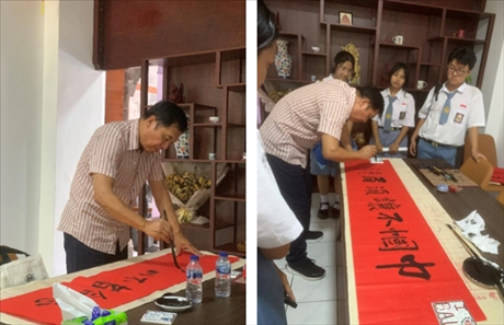 茍皓東展示中國書法藝術(shù)。巴陵康孔子學(xué)院供圖