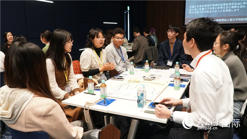 中日學(xué)生分組討論交流。人民網(wǎng) 蔣曉辰攝