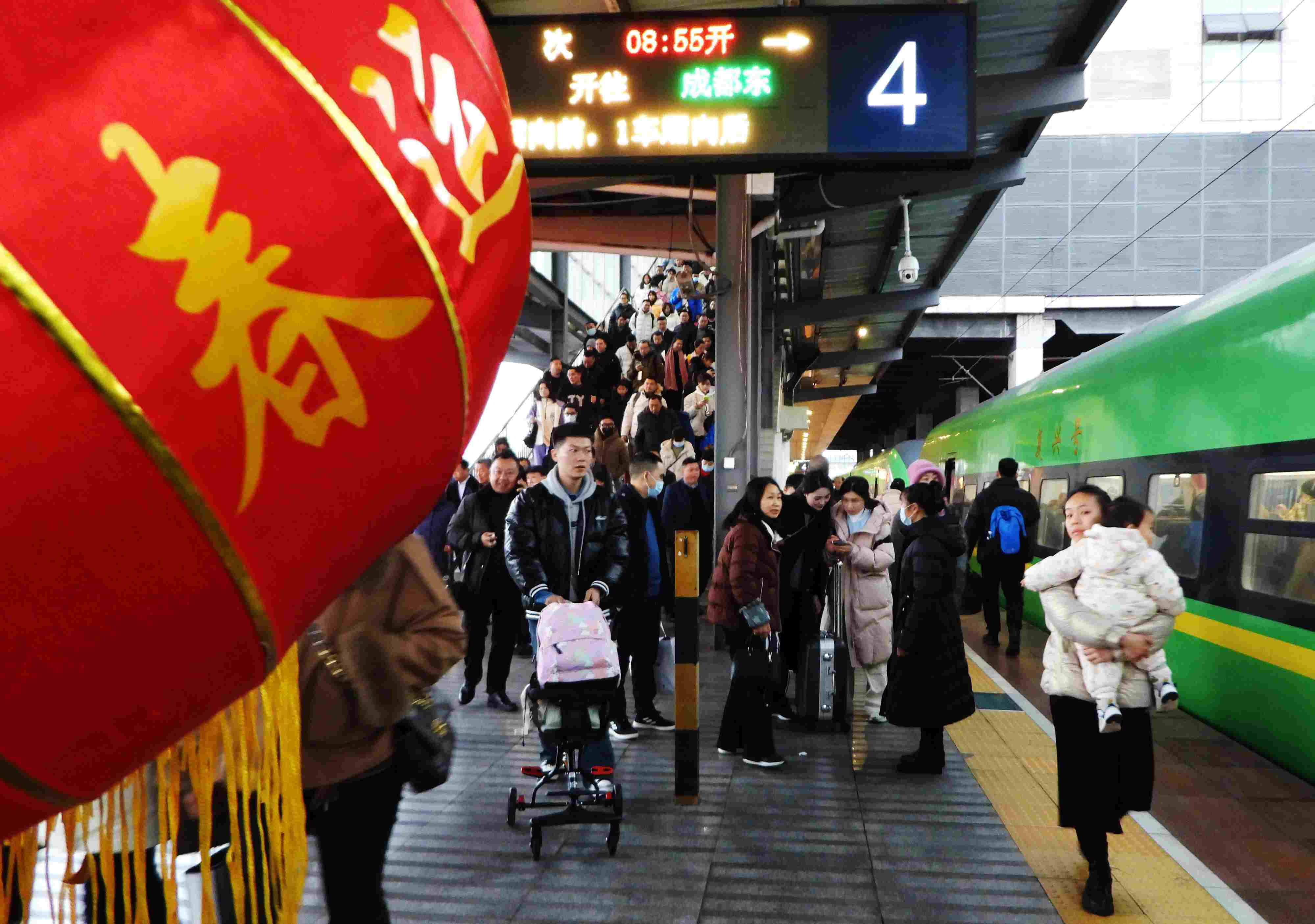 △ 2024年1月26日，四川省達(dá)州市車(chē)站，準(zhǔn)備乘坐“復(fù)興號(hào)”動(dòng)車(chē)組列車(chē)出行的旅客。