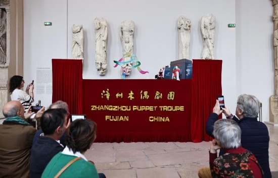 2月10日，在位于法國巴黎埃菲爾鐵塔附近的“建筑與遺產(chǎn)之城”博物館，觀眾欣賞漳州布袋木偶戲。新華社記者高靜攝