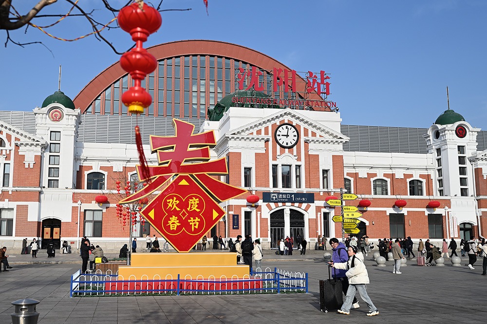 △ 2024年2月17日，沈陽(yáng)站，人們拉著大大小小的行李箱，踏上了龍年新征程。