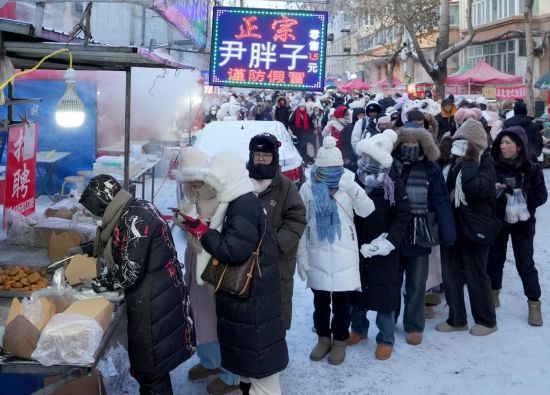 在哈爾濱紅專街早市，顧客們排起長隊購買油炸糕（1月22日攝）。新華社記者 王毓國 攝