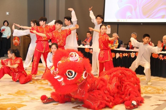 2月9日，在馬斯卡廷，中國人民大學附屬中學藝術(shù)團學生表演中國武術(shù)。