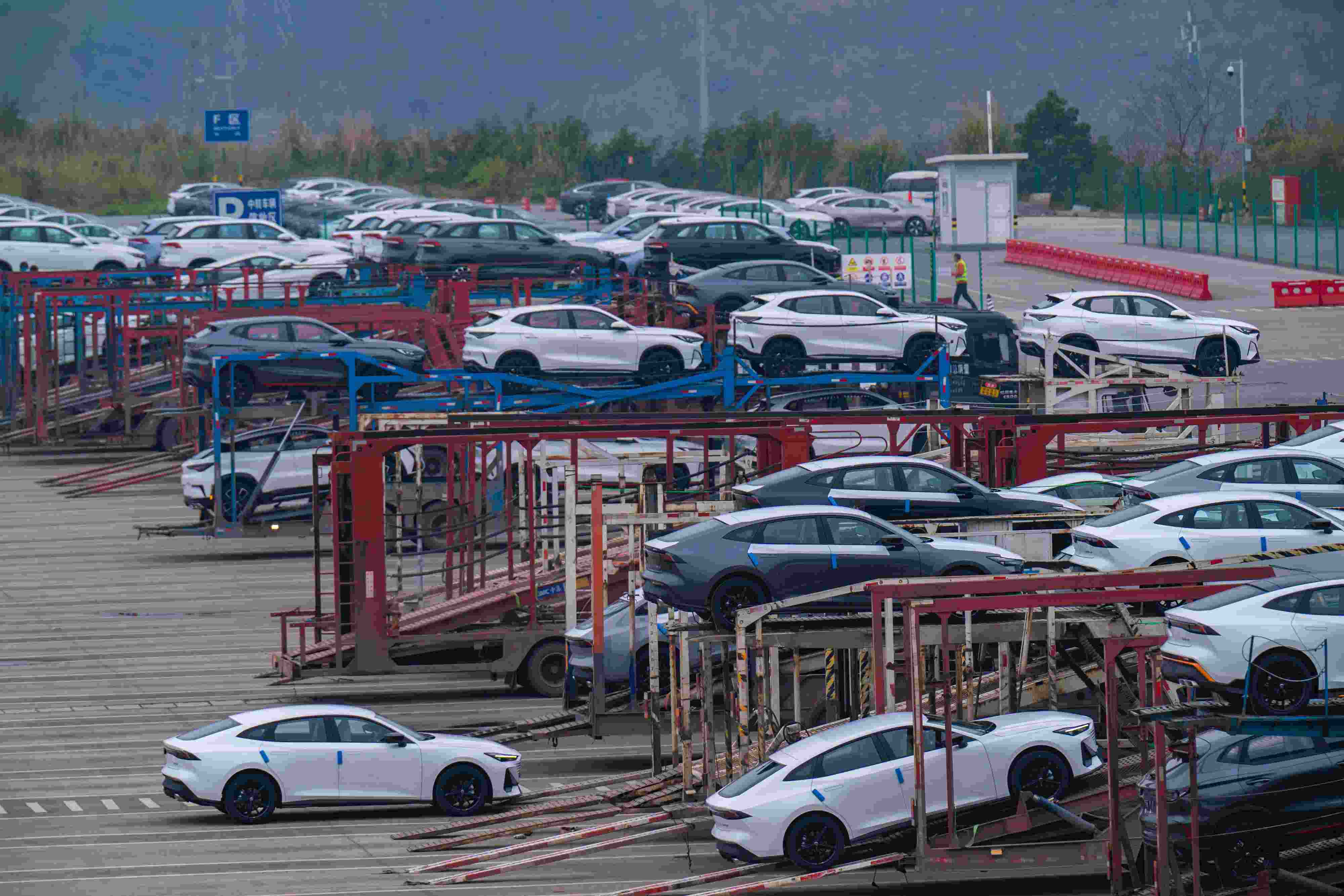 2024年2月25日，重慶江北區(qū)某汽車整車分撥中心，一排排汽車整裝待發(fā)。