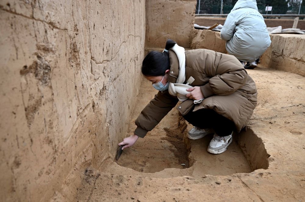 工作人員在殷墟王陵遺址進(jìn)行發(fā)掘作業(yè)（2月24日攝）。
