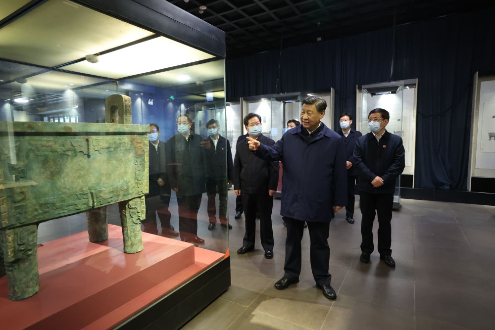 2022年10月28日下午，習(xí)近平在安陽市殷墟博物館考察。新華社記者 鞠鵬 攝