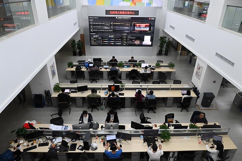 2023年12月12日，中國－東盟信息港股份有限公司員工在工作中。