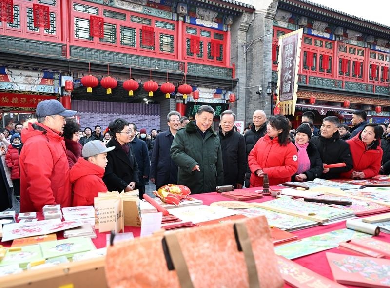 △2024年2月1日，習(xí)近平總書記在天津古文化街考察時(shí)，同店鋪員工和現(xiàn)場群眾互動(dòng)交流。