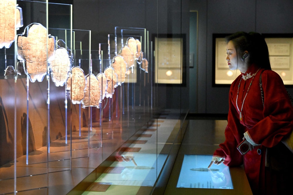 2月26日，參觀者在河南安陽殷墟博物館新館內(nèi)觀看展出的刻辭卜甲。