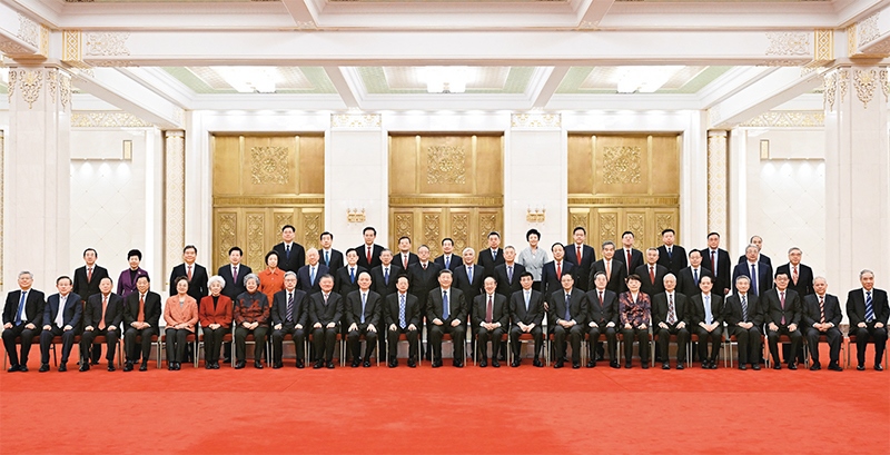 2024年2月7日，習(xí)近平、王滬寧、蔡奇、丁薛祥等在北京人民大會堂同黨外人士歡聚一堂，共迎佳節(jié)。這是習(xí)近平等同大家合影留念。 新華社記者 謝環(huán)馳/攝