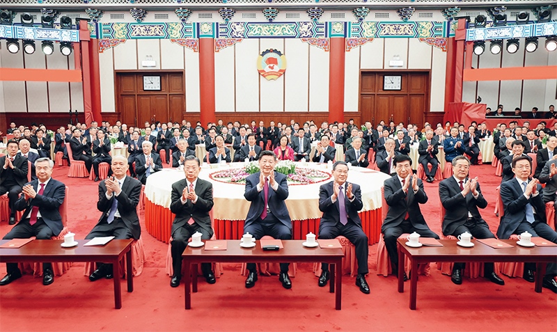 2023年12月29日，全國政協(xié)在北京舉行新年茶話會。黨和國家領(lǐng)導(dǎo)人習(xí)近平、李強(qiáng)、趙樂際、王滬寧、蔡奇、丁薛祥、李希、韓正出席茶話會并觀看演出。 新華社記者 鞠鵬/攝