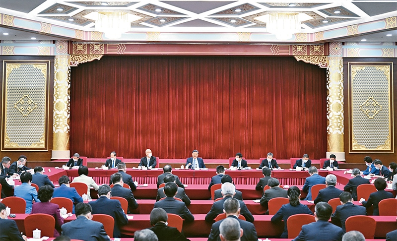 2023年3月6日，中共中央總書記、國家主席、中央軍委主席習(xí)近平看望參加全國政協(xié)十四屆一次會議的民建、工商聯(lián)界委員，并參加聯(lián)組會，聽取意見和建議。中共中央政治局常委、全國政協(xié)十四屆一次會議主席團(tuán)會議主持人王滬寧，中共中央政治局常委蔡奇、丁薛祥參加看望和討論。 新華社記者 謝環(huán)馳/攝