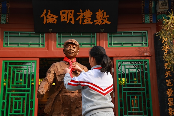 “追尋雷鋒足跡 弘揚(yáng)志愿精神”學(xué)雷鋒主題教育活動。學(xué)校供圖