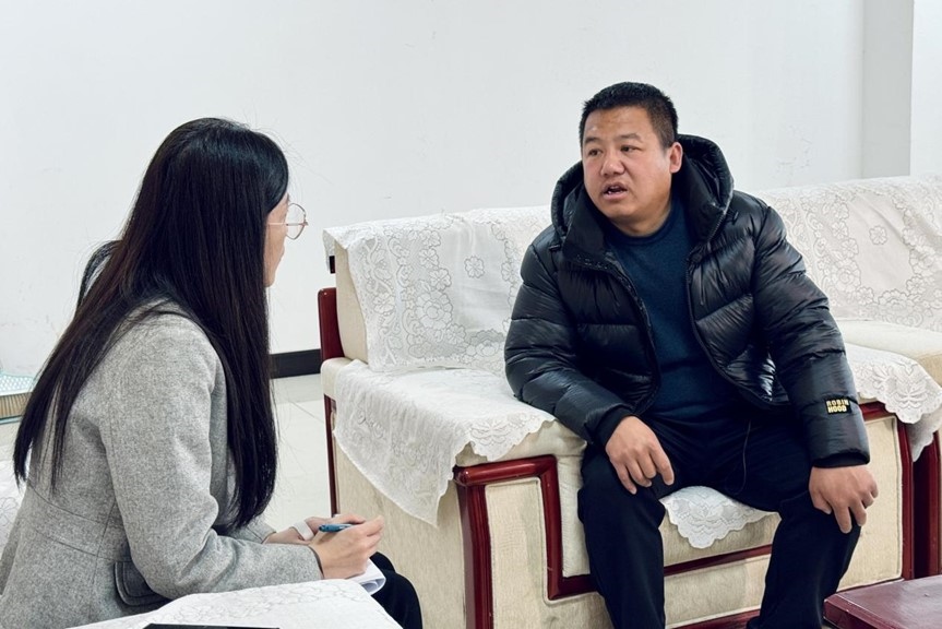 人民網記者采訪“在水一方”小區(qū)住戶。人民網 高清揚攝