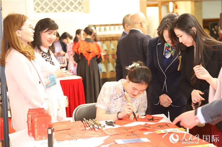 現(xiàn)場(chǎng)書(shū)法體驗(yàn)。人民網(wǎng)記者 霍文攝