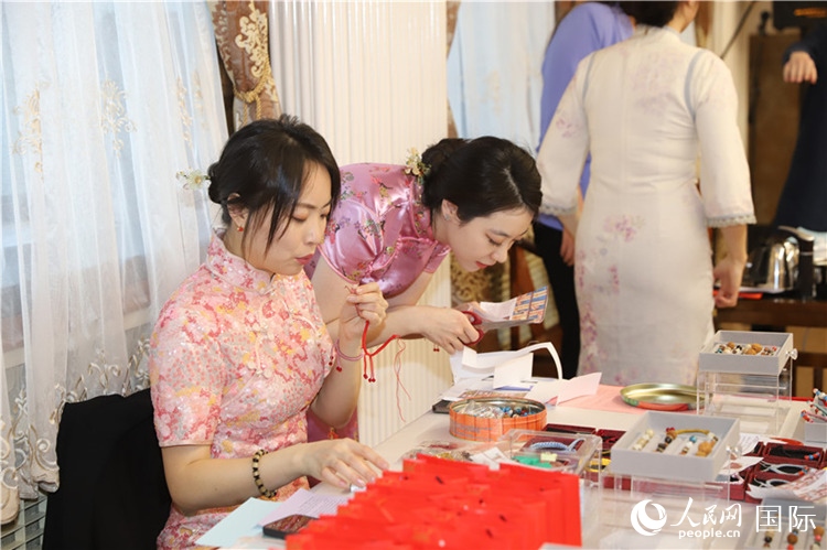 孔院教師展示剪紙。人民網(wǎng)記者 霍文攝