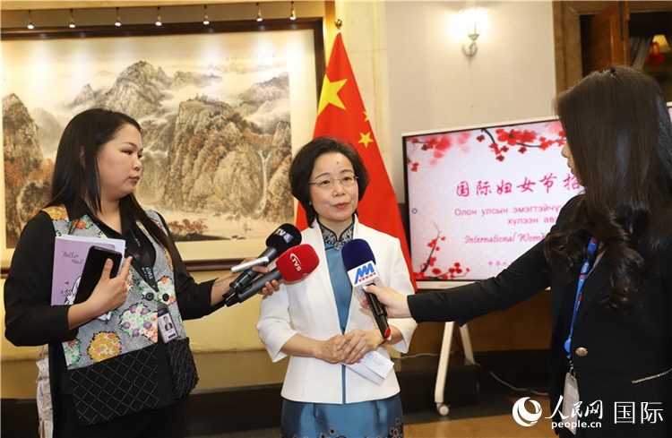 沈大使接受蒙古媒體采訪(fǎng)。人民網(wǎng)記者 霍文攝