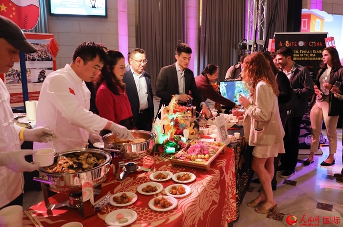使館工作人員詳細(xì)為現(xiàn)場(chǎng)美食家和來(lái)賓講解菜品色香味特點(diǎn)、原料特色、烹制手法及其中蘊(yùn)含的中華美食文化。人民網(wǎng)記者 李志偉攝