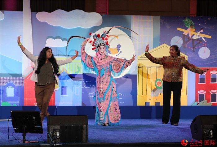 當(dāng)?shù)厝A人京劇社團(tuán)的青年演員現(xiàn)場(chǎng)表演京劇選段，并與現(xiàn)場(chǎng)觀眾近距離互動(dòng)。人民網(wǎng)記者 李志偉攝