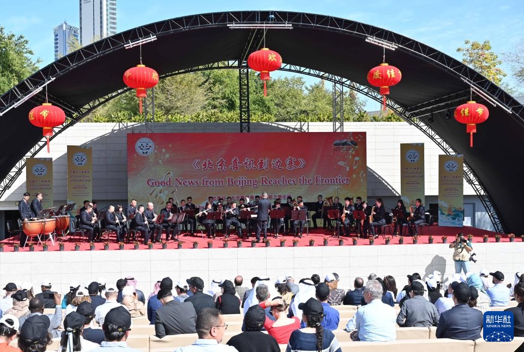 3月9日，在科威特首都省賈比爾文化中心，人們欣賞中國樂隊帶來的中國曲目。新華社發(fā)（阿薩德攝）