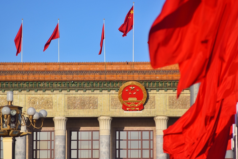 2024年3月8日，北京上空現(xiàn)“兩會藍”，人民大會堂前紅旗飄揚。