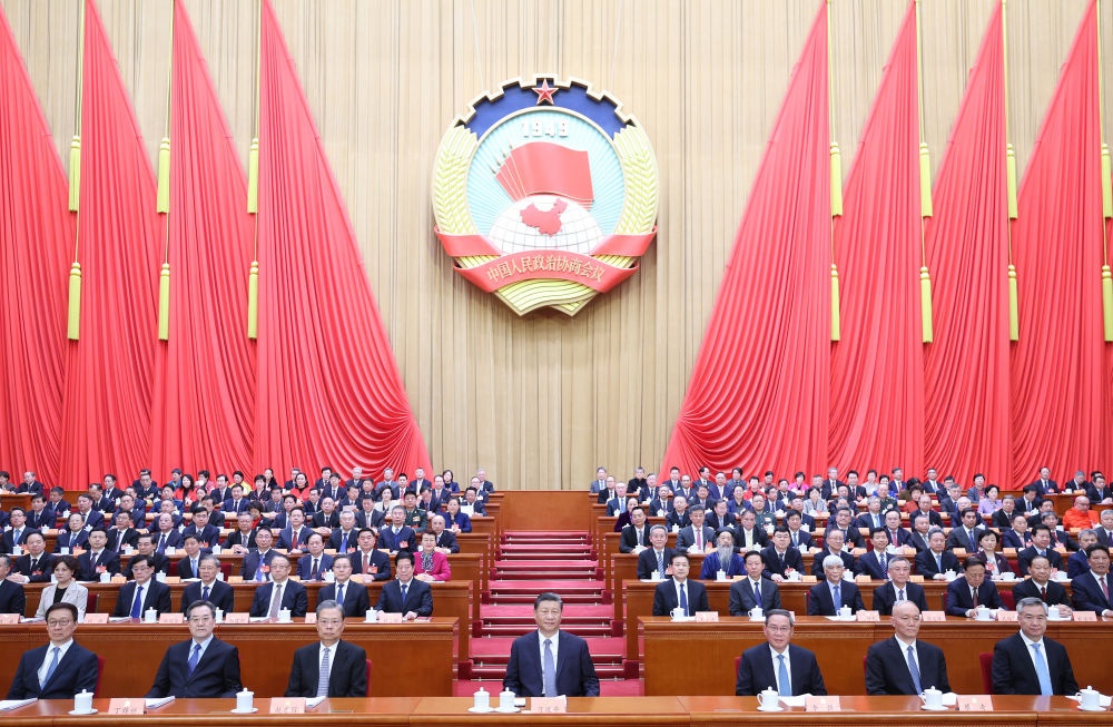 3月4日下午，中國(guó)人民政治協(xié)商會(huì)議第十四屆全國(guó)委員會(huì)第二次會(huì)議在北京人民大會(huì)堂開(kāi)幕。這是習(xí)近平、李強(qiáng)、趙樂(lè)際、蔡奇、丁薛祥、李希、韓正在主席臺(tái)就座。王滬寧代表政協(xié)第十四屆全國(guó)委員會(huì)常務(wù)委員會(huì)，向大會(huì)報(bào)告工作。