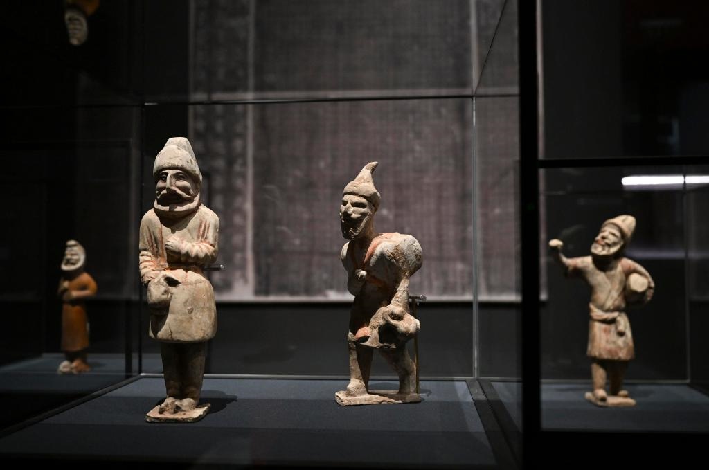 “歷史之遇——中國與西亞古代文明交流展”于1月12日至4月11日在故宮午門正殿展廳舉行。這是展出的陶彩繪人俑（1月10日攝）。新華社記者金良快攝