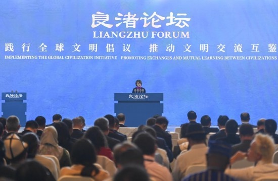  2023年12月3日，卡塔爾國家圖書館執(zhí)行館長陳慧心在“良渚論壇”上發(fā)言。當(dāng)日，以“踐行全球文明倡議，推動(dòng)文明交流互鑒”為主題的首屆“良渚論壇”在浙江省杭州市開幕。新華社記者 黃宗治 攝