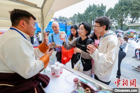 圖為廣州市民體驗(yàn)果洛特產(chǎn)。 果洛州文體旅游廣電局 供圖