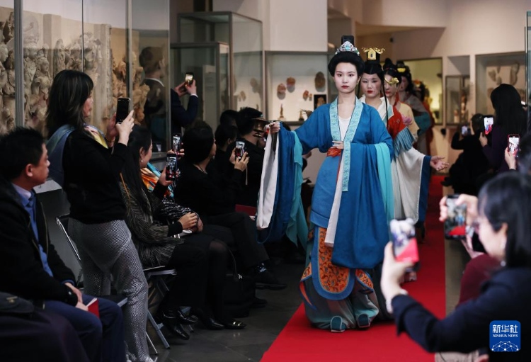 3月13日，在位于法國巴黎的吉美國立亞洲藝術(shù)博物館，模特展示敦煌復(fù)原服飾。新華社記者 高靜 攝