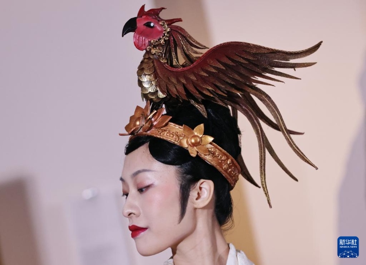 3月13日，在位于法國巴黎的吉美國立亞洲藝術(shù)博物館，模特展示敦煌復(fù)原服飾。新華社記者 高靜 攝