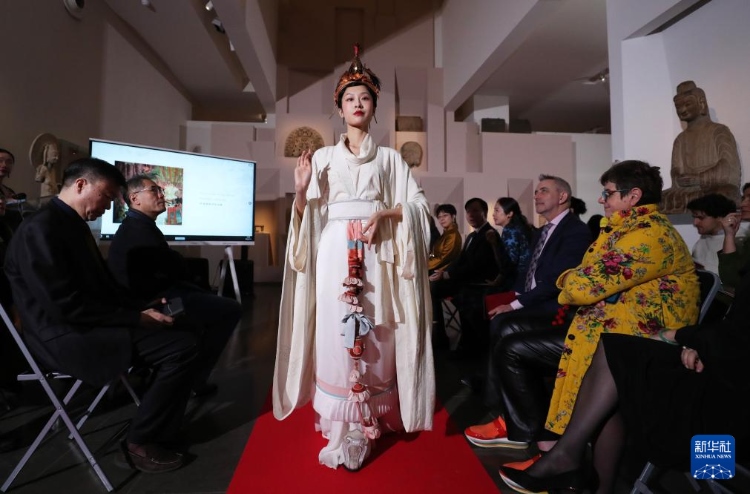 3月13日，在位于法國巴黎的吉美國立亞洲藝術(shù)博物館，模特展示敦煌復(fù)原服飾。新華社記者 高靜 攝