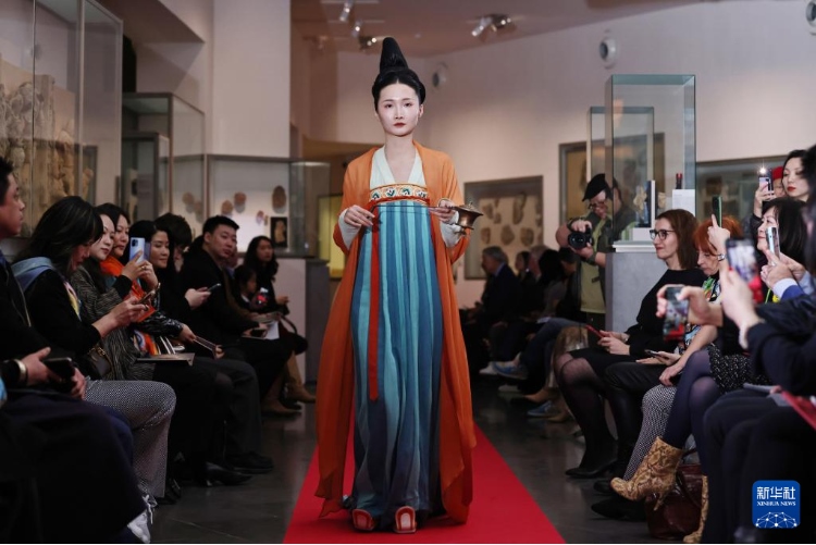 3月13日，在位于法國巴黎的吉美國立亞洲藝術(shù)博物館，模特展示敦煌復(fù)原服飾。新華社記者 高靜 攝
