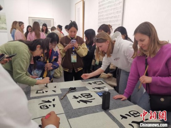 比利時學(xué)生體驗(yàn)書法。杭州師范大學(xué)供圖