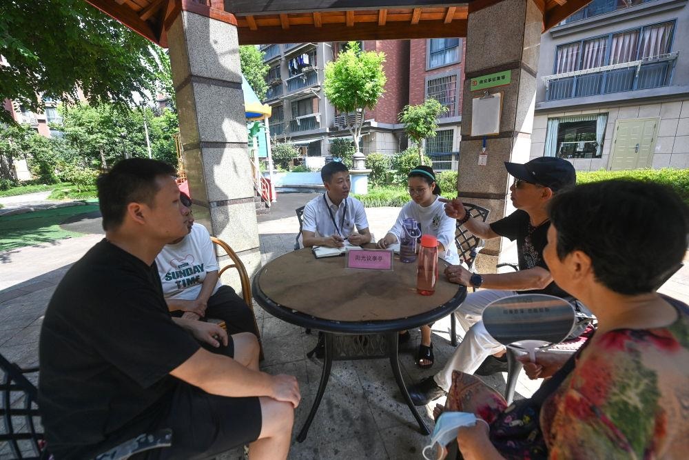 △2023年7月21日，在位于浙江杭州臨安區(qū)錦南街道水岸陽光小區(qū)的陽光議事廳，街道干部在聽取居民們反映的問題及意見。