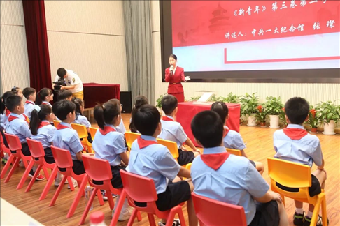 △ 2023年9月1日，中共一大紀(jì)念館帶著館藏珍貴文物《新青年》第三卷第二號(hào)來到靜安區(qū)第一中心小學(xué)。